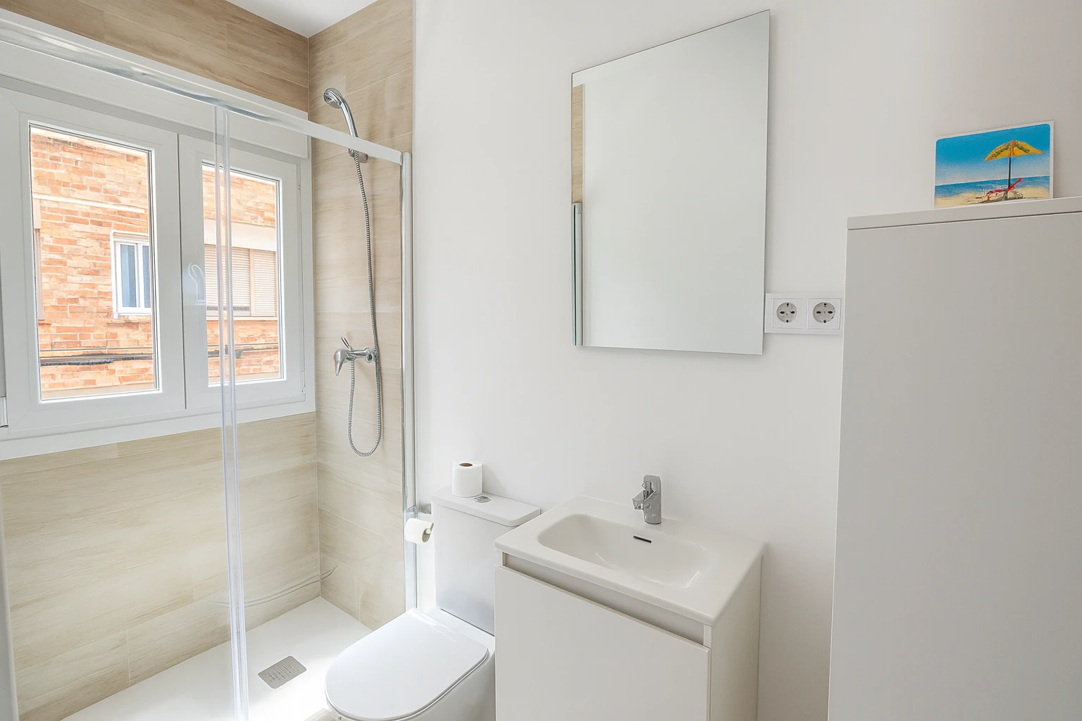 Estudio entero con Cama de matrimonio y baño completo en Sabadell - Ref. Precioso estudio con aire acondicionado cerca de todo ideal para parejas o traslados