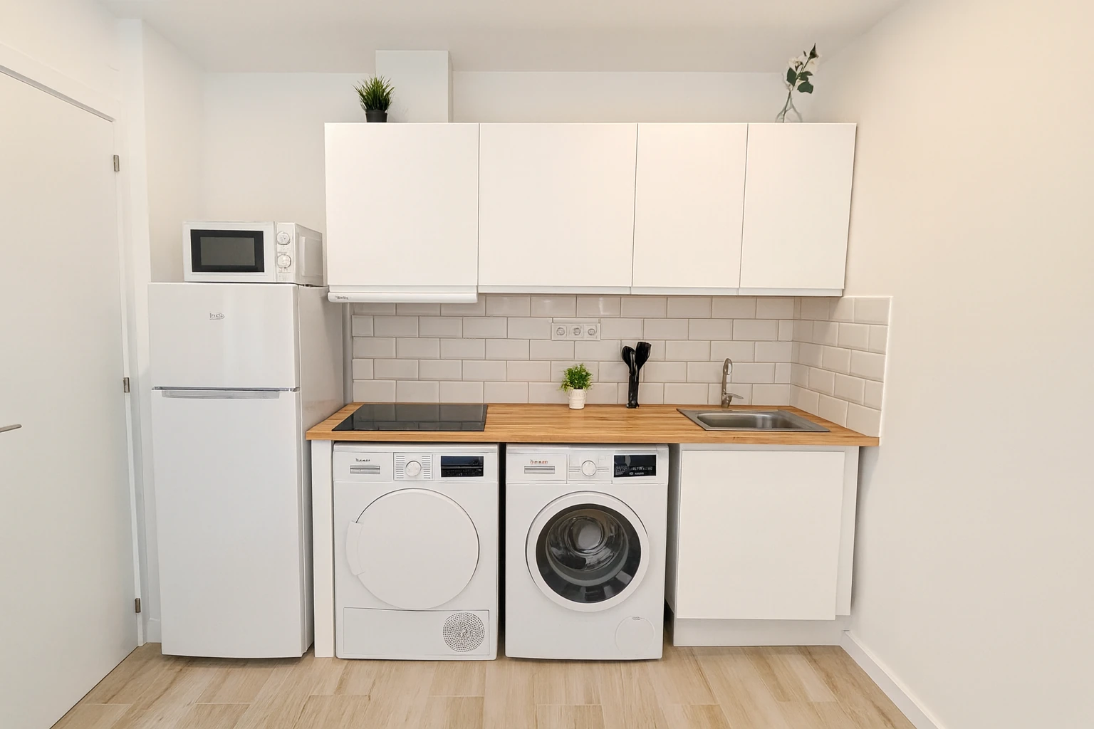 Estudio entero con Cama de matrimonio y baño completo en Sabadell - Ref. Precioso estudio con aire acondicionado cerca de todo ideal para parejas o traslados