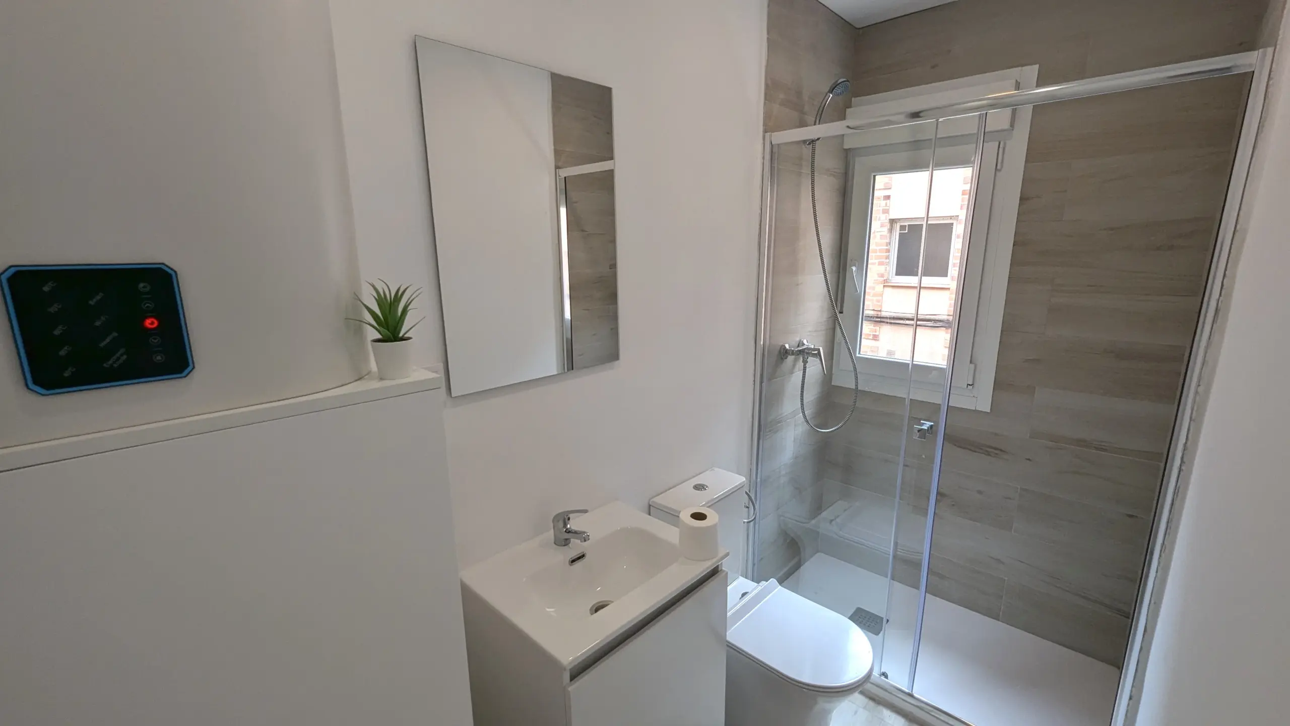 Estudio entero con Cama de matrimonio y baño completo en Sabadell - Ref. Tu estudio a 10 min de clase, UAB, UPC y ESDI