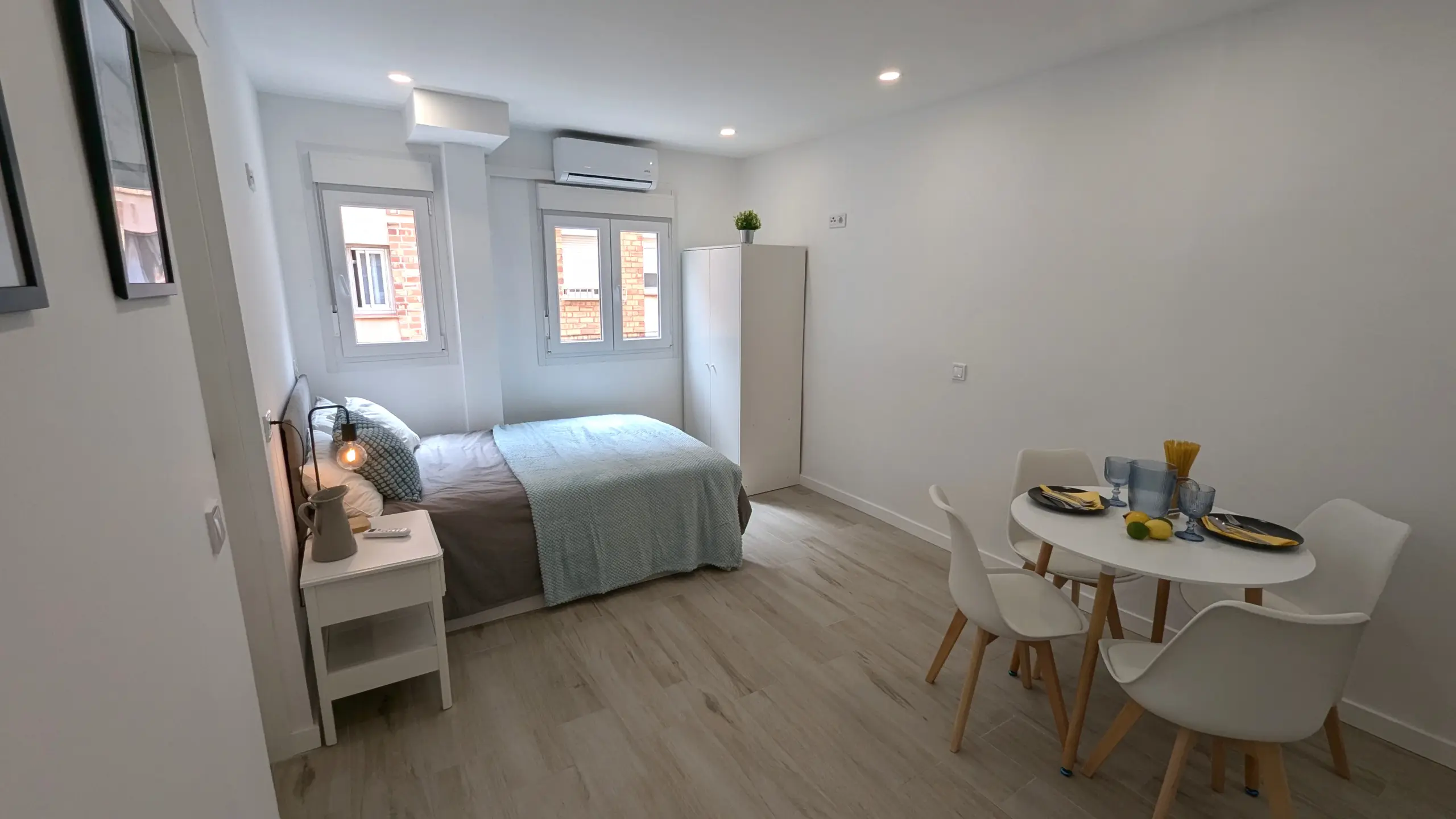 Estudio entero con Cama de matrimonio y baño completo en Sabadell - Ref. Tu estudio a 10 min de clase, UAB, UPC y ESDI
